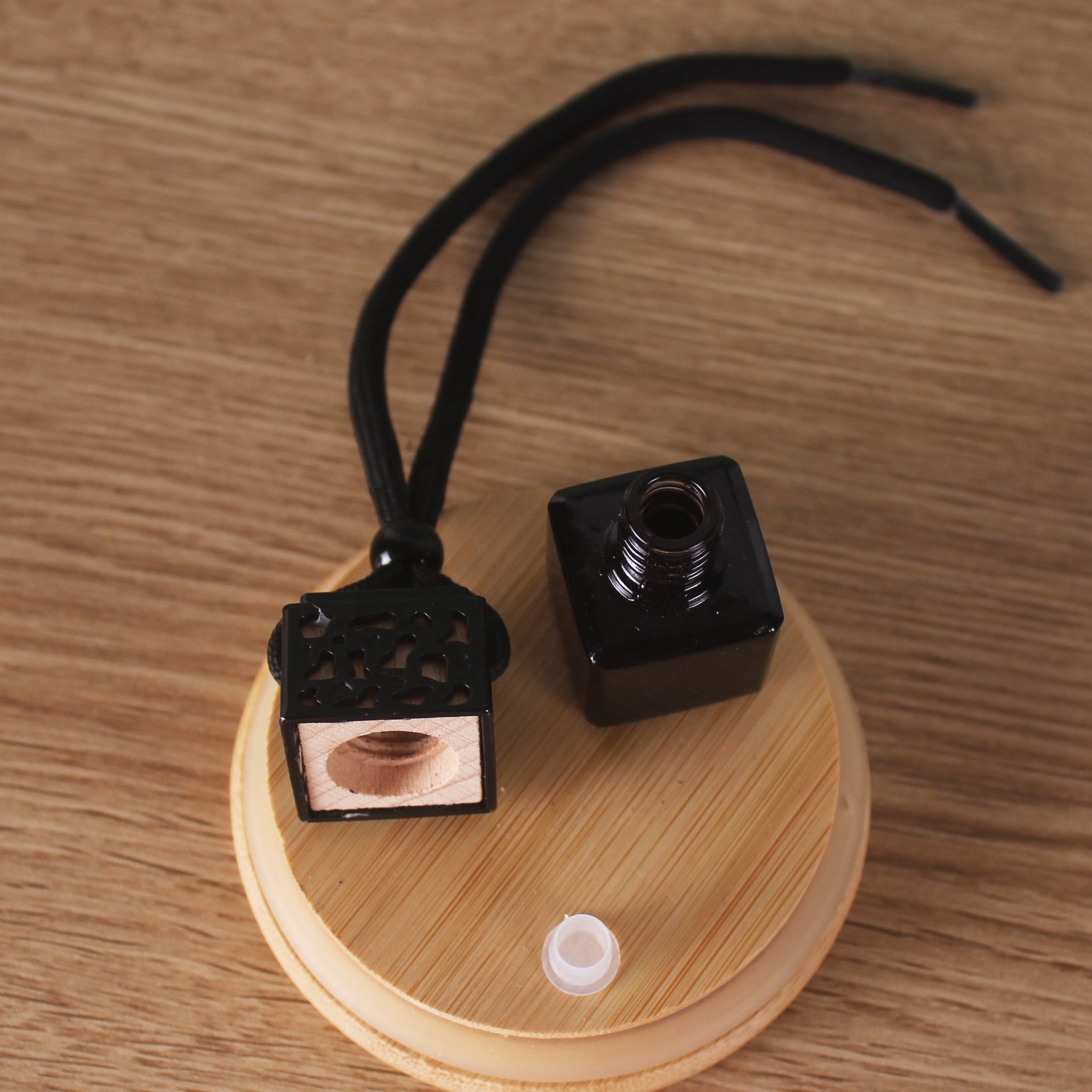 6ML 8ML Hot Stock Full Bright Black Glass Bottle Black Cap Hanging Perfume Empty Glass Bottle Essential Oil Car Diffuser Bottle