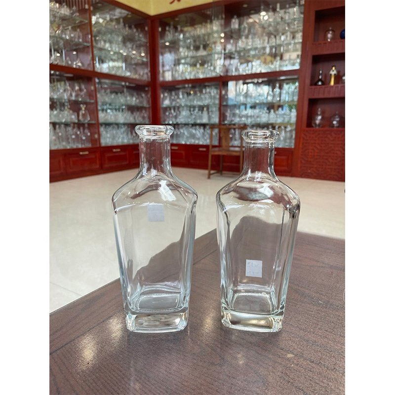 Custom 700ml 750ml clear square rum vodka liquor brandy glass bottle whiskey tequila gin glass bottle with synthetic cork