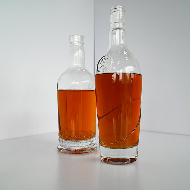 Project wholesale high-quality custom round transparent spirit glass bottles 700ml brandy glass bottles printing engraving OEM