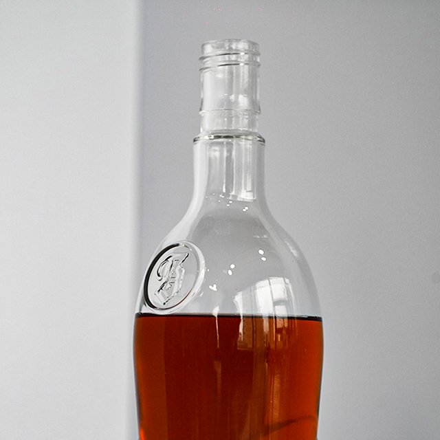 Project wholesale high-quality custom round transparent spirit glass bottles 700ml brandy glass bottles printing engraving OEM