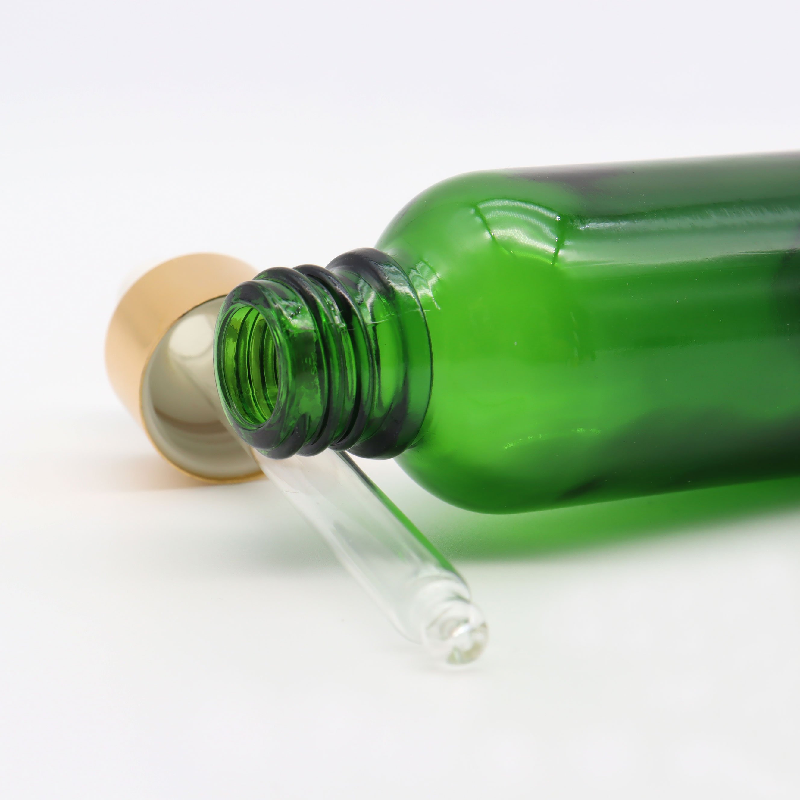 Hot sale green glass bottles Wholesale 5ml 10ml 15ml 20ml 30ml 50ml 100ml green essential oil glass dropper bottle