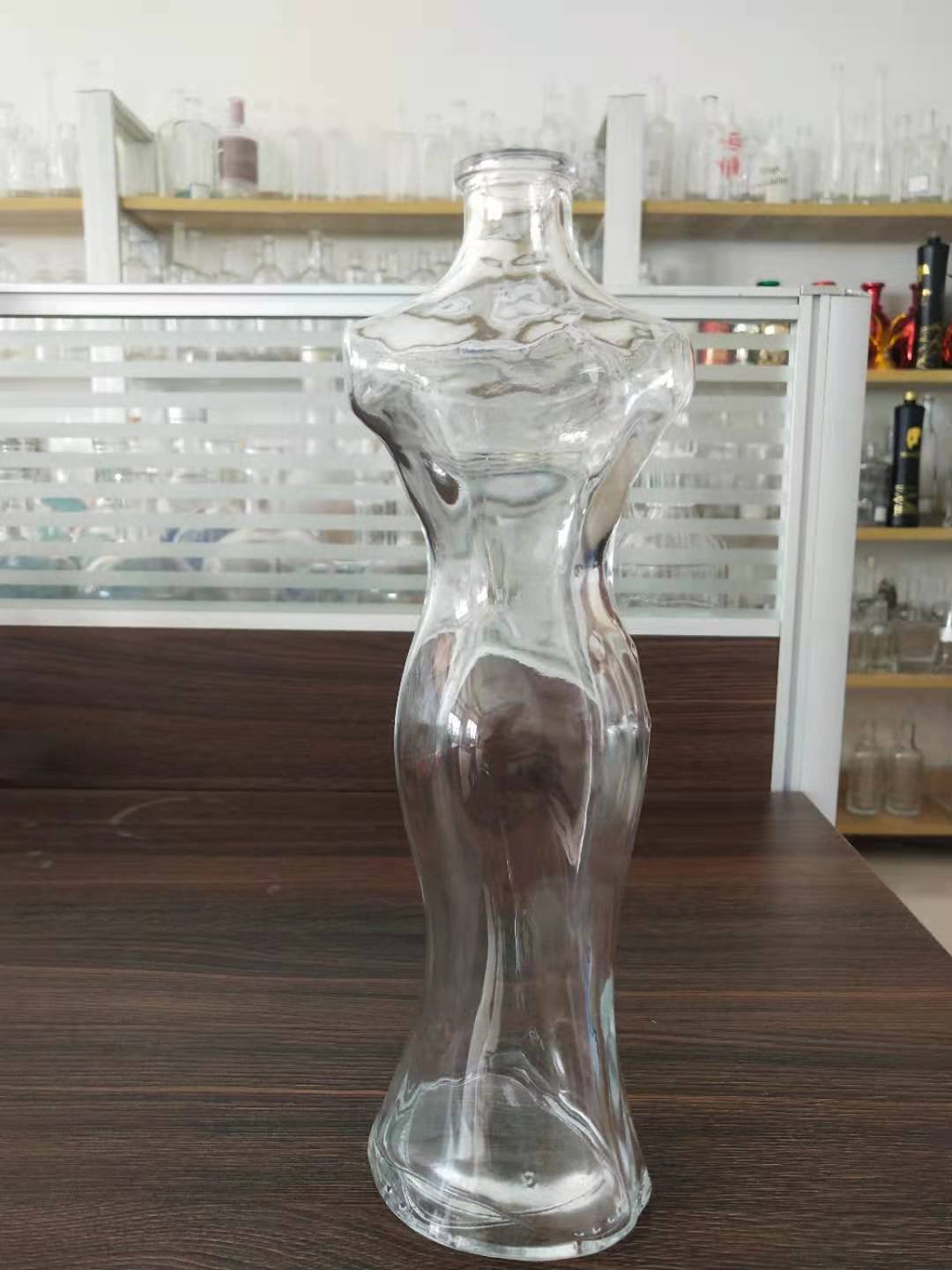 Wholesale price 580ml woman shape tequial bottle custom special shape 700ml 750ml vodka whiskey liquor glass bottle with cork