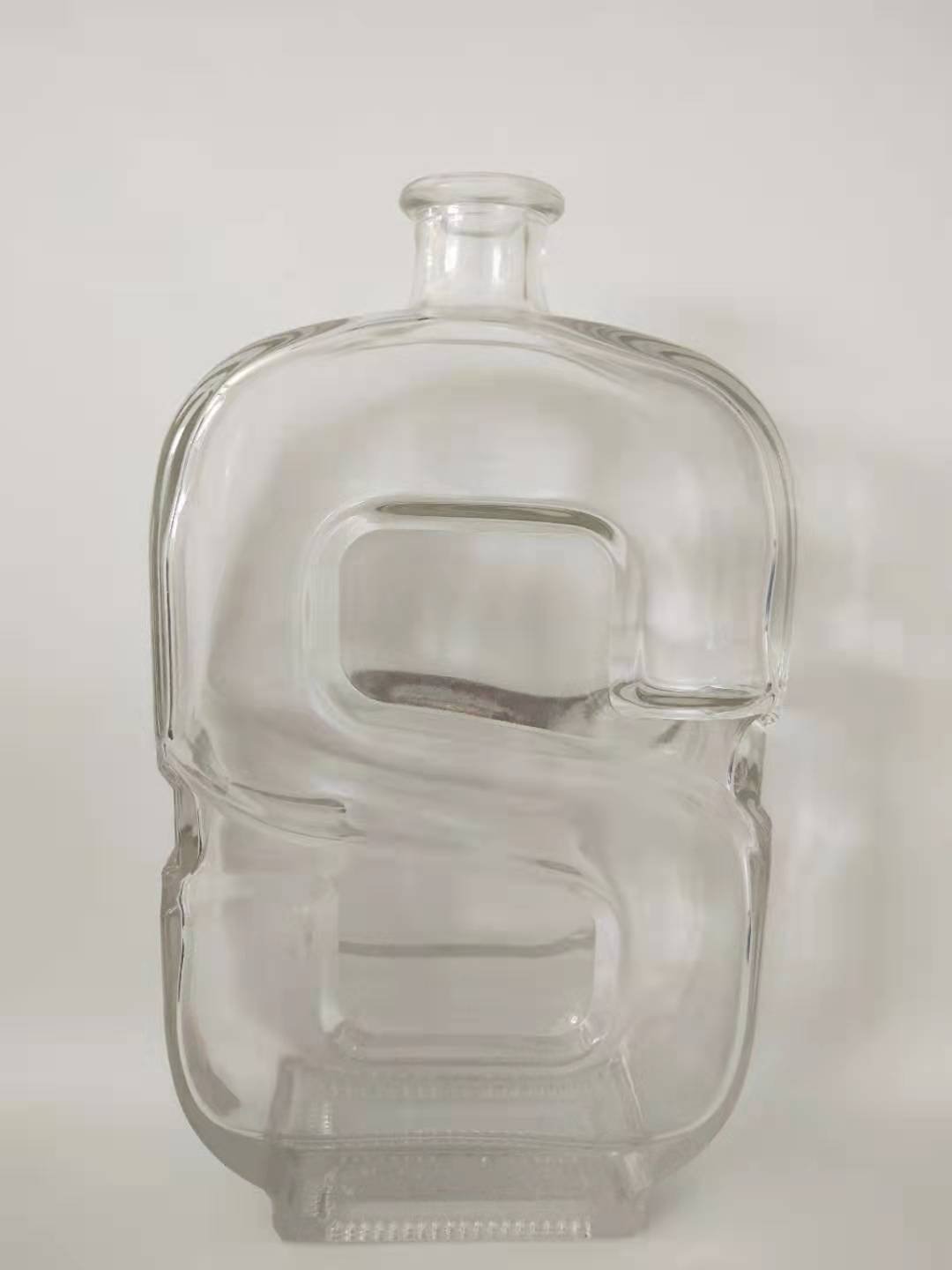Wholesale price 580ml woman shape tequial bottle custom special shape 700ml 750ml vodka whiskey liquor glass bottle with cork