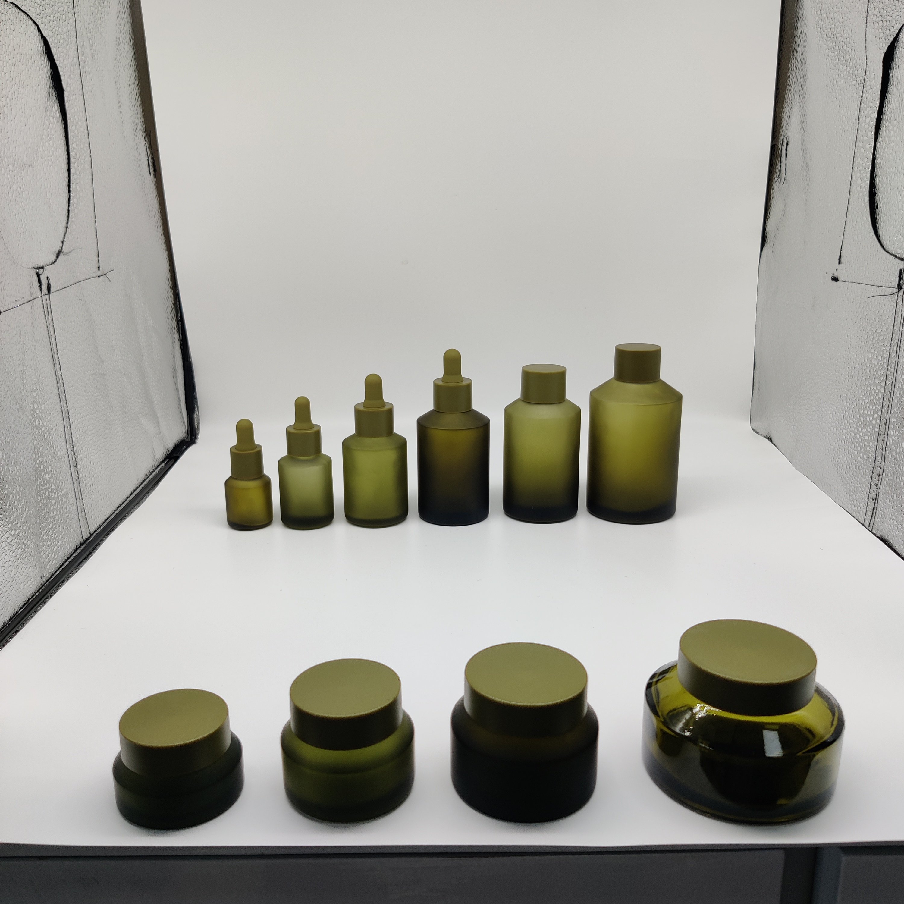 cosmetic Hot sale 30ml round frosted foundation pump glass bottle with cap