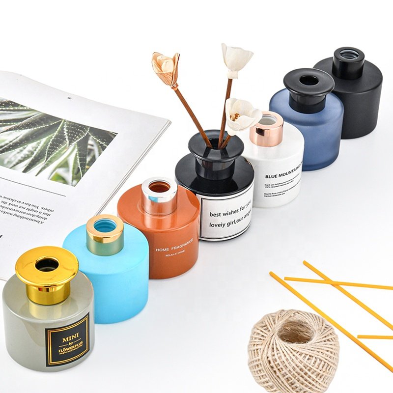 Fragrance various shapes of empty diffusion glass bottle with rattan sticks and sola flowers for home decoration