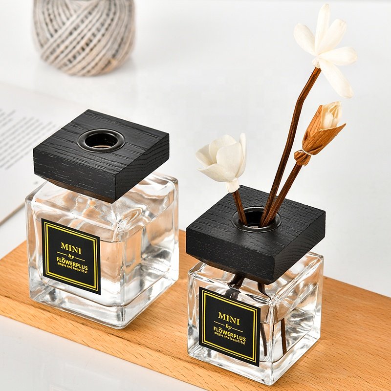 Fragrance various shapes of empty diffusion glass bottle with rattan sticks and sola flowers for home decoration