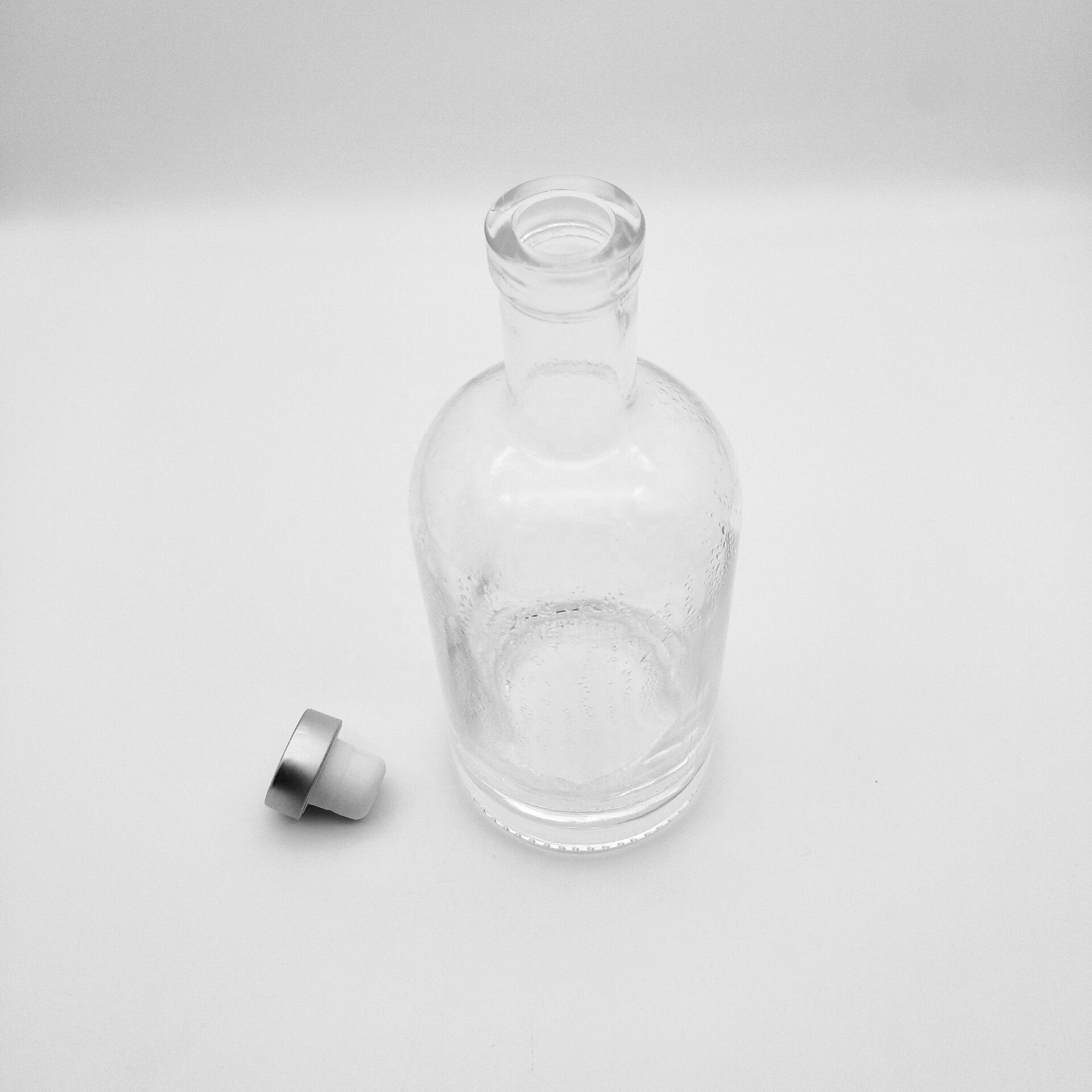 750ML Thick Base Liquor/alcohol/spirit Glass Bottle Liquor with Synthetic T-Top Cork