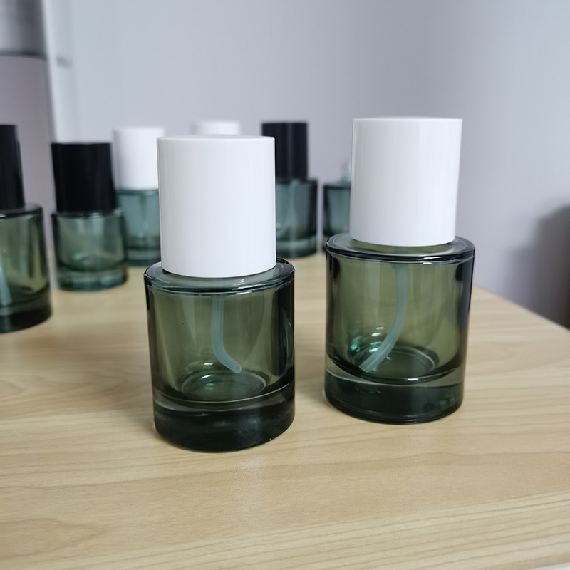 Free sample 30ml Essence Spray bottle 40ml dark Green Spray Lotion bottle 50ml round cosmetic packaging glass bottle