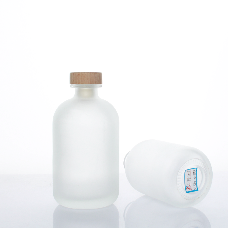 Wholesale high quality round beverage bottle juice glass bottle with lid wine bottle