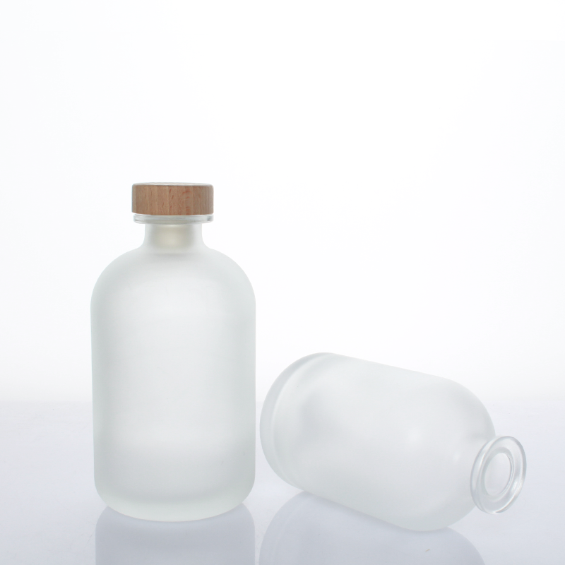Wholesale high quality round beverage bottle juice glass bottle with lid wine bottle