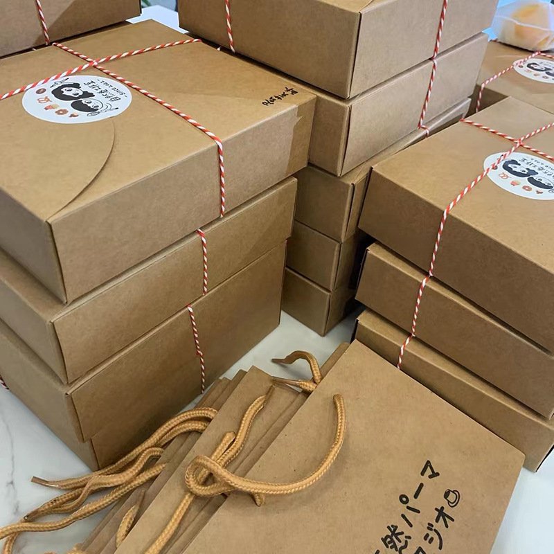 Customized Simple Commercial Kraft Paper Cardboard Gift Box 2mm Thick with UV Advantage Embossing Matt Lamination Gift Packaging