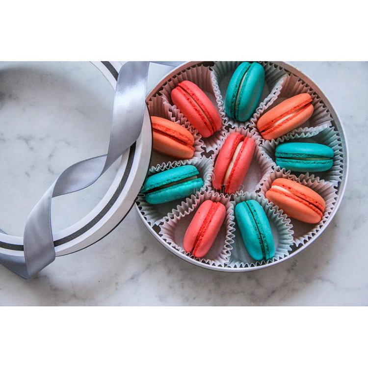 Wholesale customized favor boxes with clear window mini luxury round cylind christmas gift macaron packaging paper box