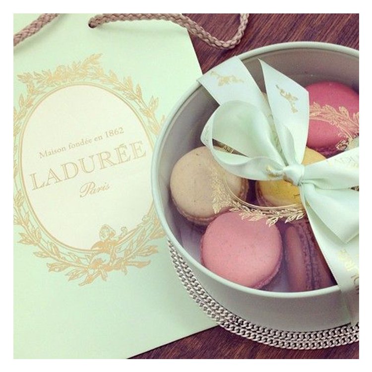 Wholesale customized favor boxes with clear window mini luxury round cylind christmas gift macaron packaging paper box