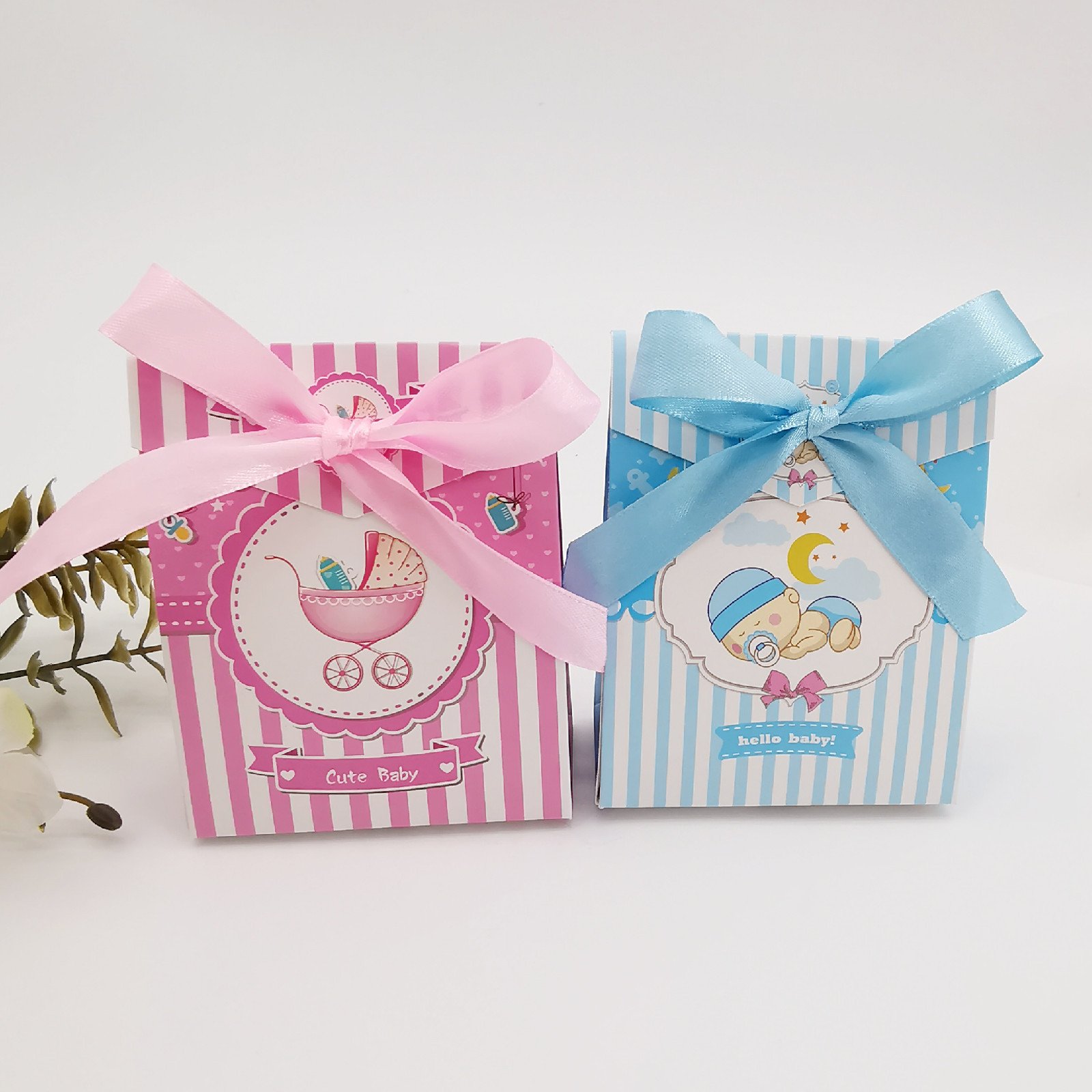 European design mini simple paper candy gift box with ribbon for baby birthday