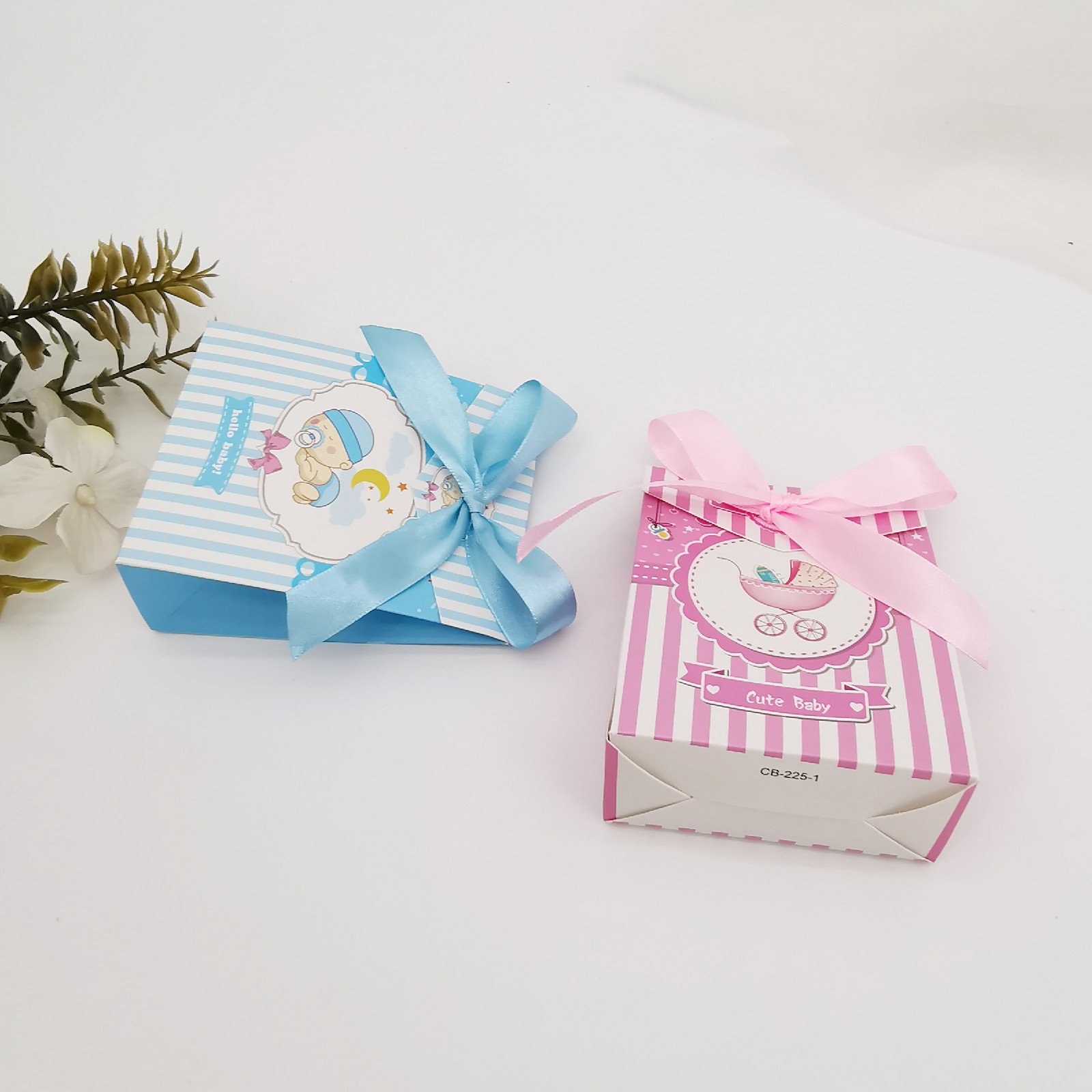 European design mini simple paper candy gift box with ribbon for baby birthday