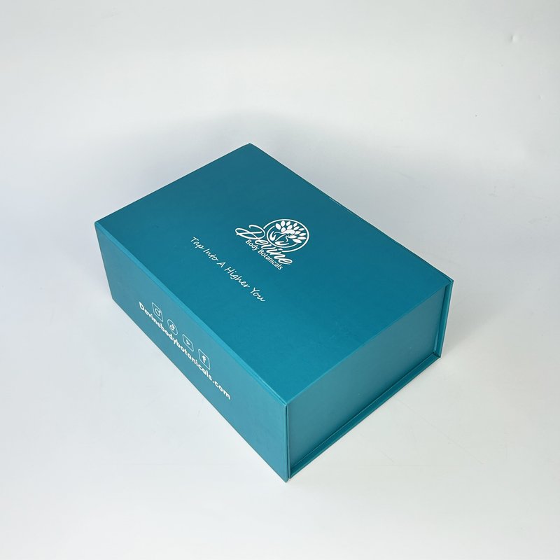 Luxury White Black Magnetic Gift Boxes Varnished Paper Cardboard Kraft with Foam Insert Matt Lamination UV Advantage for Gifting