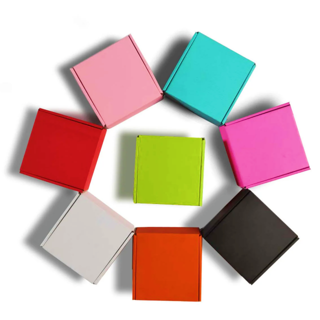 The popular color recyclable corrugated packaging mailing paper box is suitable for clothing/electronic product packaging