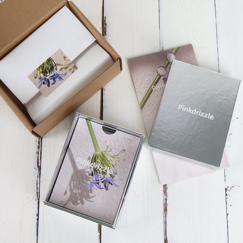 Kraft Shipping Box with Glossy UV Coating Varnishing Lamination for Gift Packaging and Clothes inside Wrapping Paper