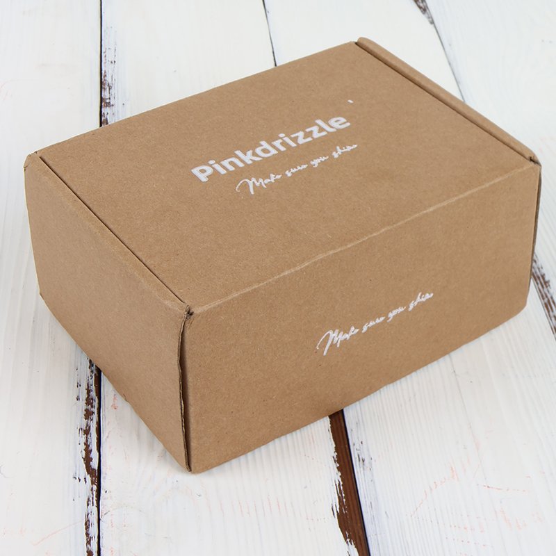 Kraft Shipping Box with Glossy UV Coating Varnishing Lamination for Gift Packaging and Clothes inside Wrapping Paper
