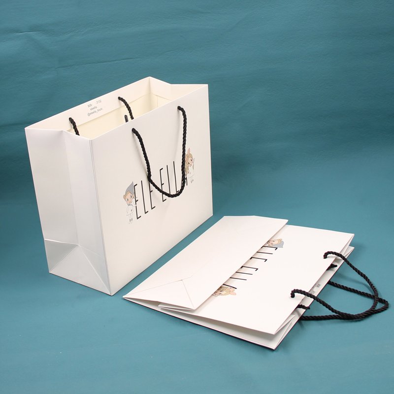 Wholesale Luxury Black Shoes Clothes Packing Paper Bags Printed Custom Logo Clothing Shopping Gift Jewelry Packaging Paper Bag