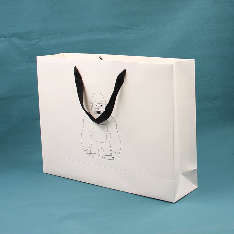 Wholesale Luxury Black Shoes Clothes Packing Paper Bags Printed Custom Logo Clothing Shopping Gift Jewelry Packaging Paper Bag