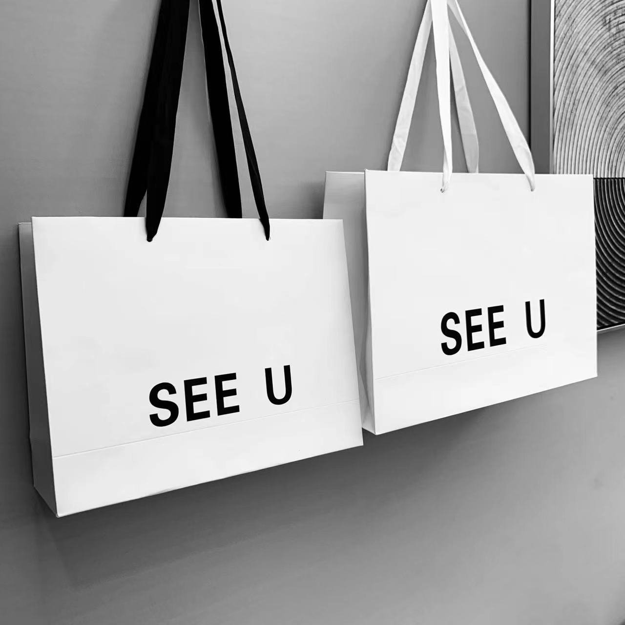 Wholesale Luxury White Shoes Clothes Packing Paper Bags Printed Custom Logo Clothing Shopping Gift Jewelry Packaging Paper Bag
