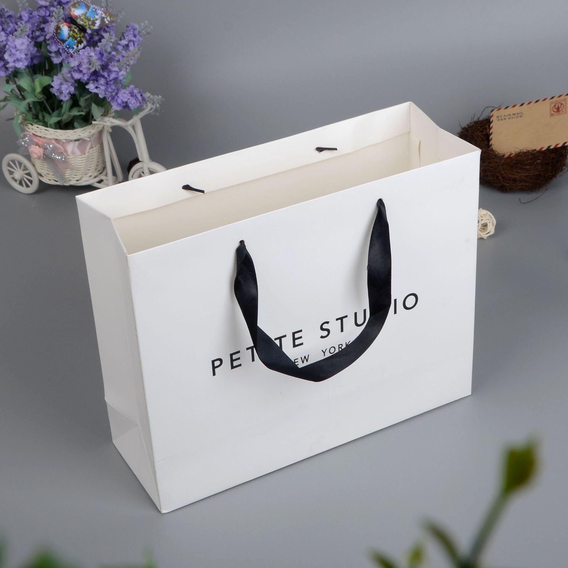 Wholesale Luxury White Shoes Clothes Packing Paper Bags Printed Custom Logo Clothing Shopping Gift Jewelry Packaging Paper Bag
