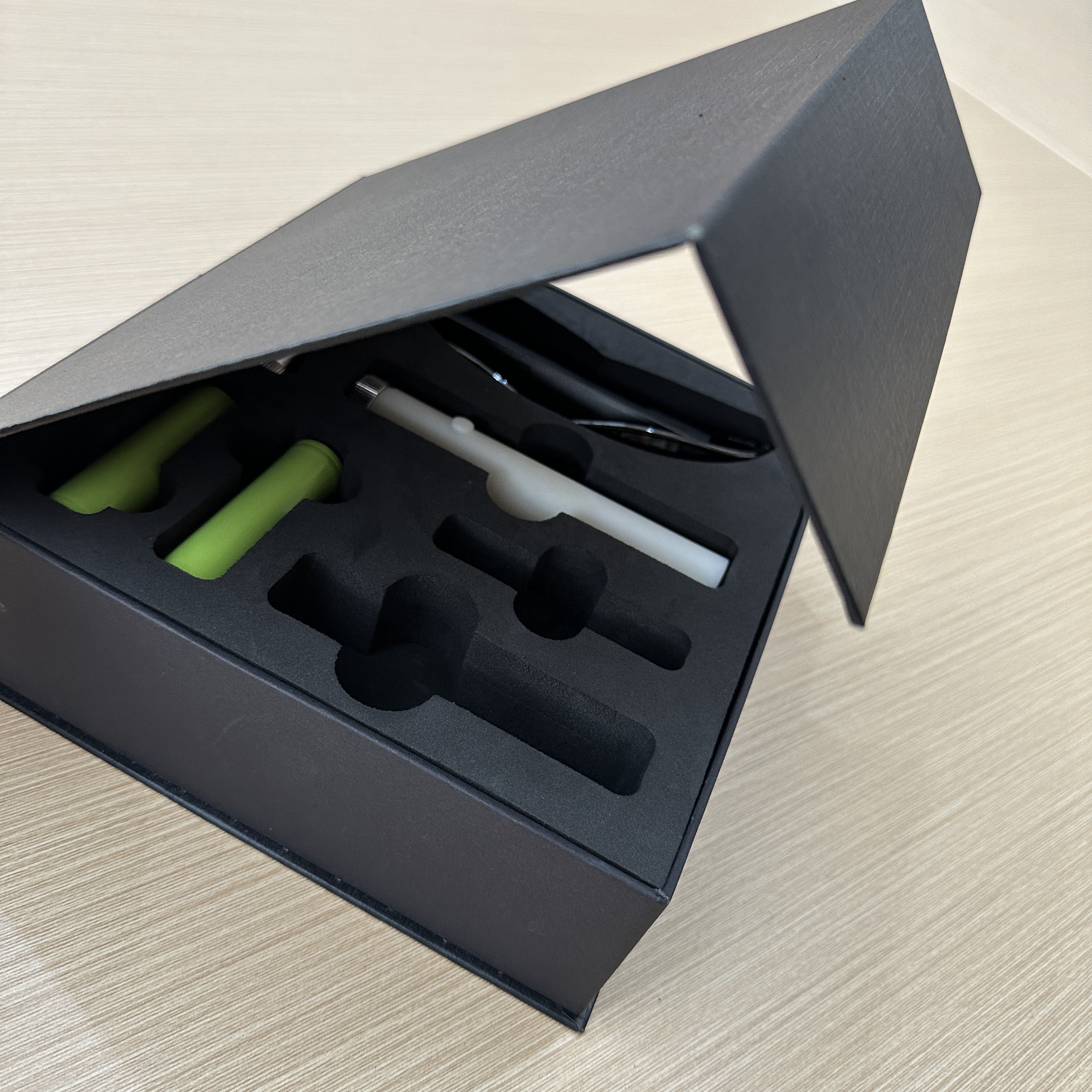 Custom Logo Magnetic Closure Cardboard Gift Box Packaging Box With foam insert paper box
