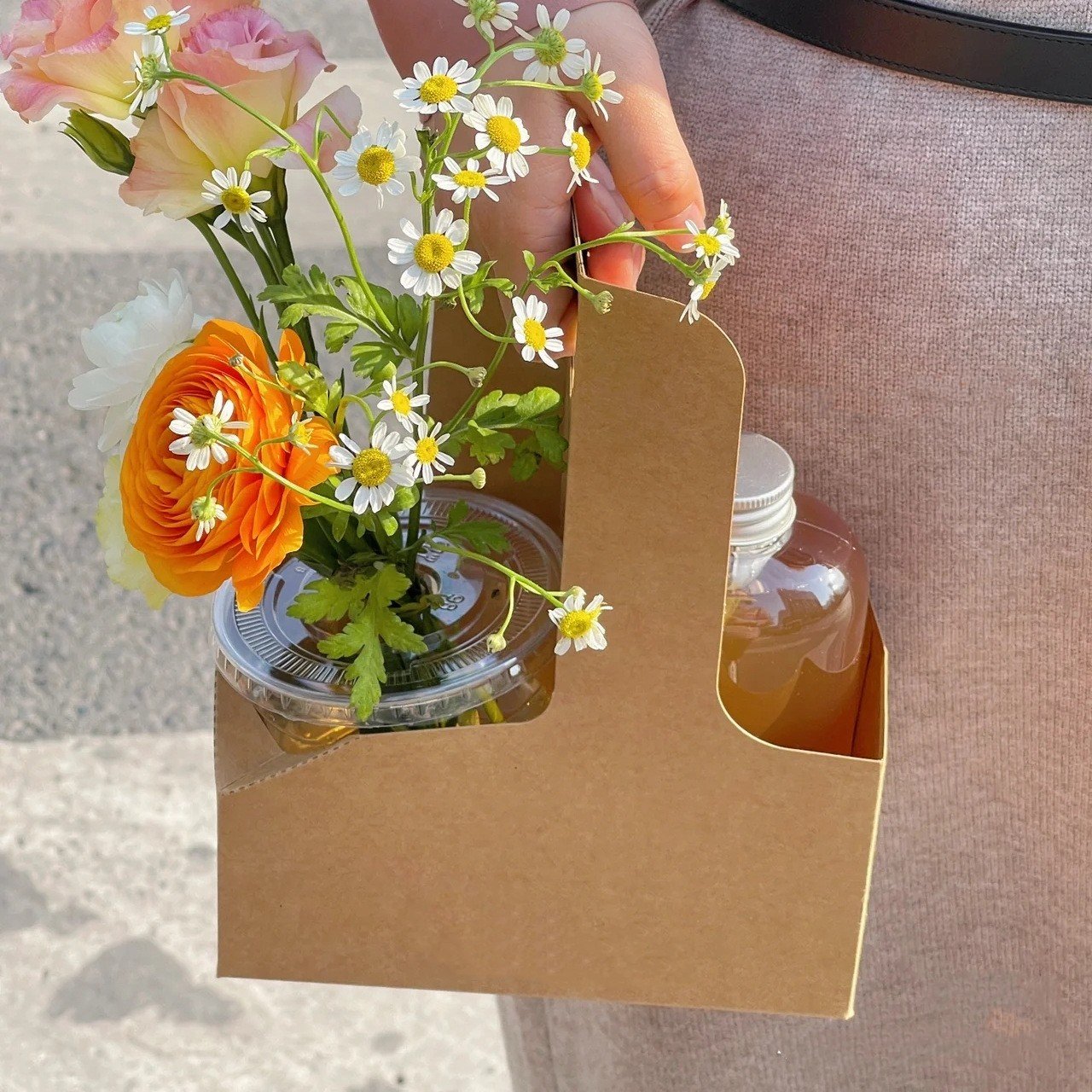 Portable Flower Arrangement Box Kraft Paper Takeaway Dessert Cake Coffee Milk Tea Packaging Flower Box for Gift