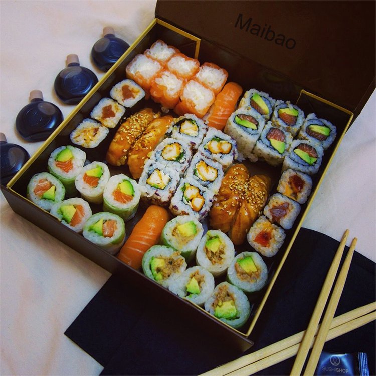 Custom Printed Black Magnetic Closure Sushi Box Packaging Luxury Disposable Sushi Takeout Box Eco Friendly Kraft Food Container