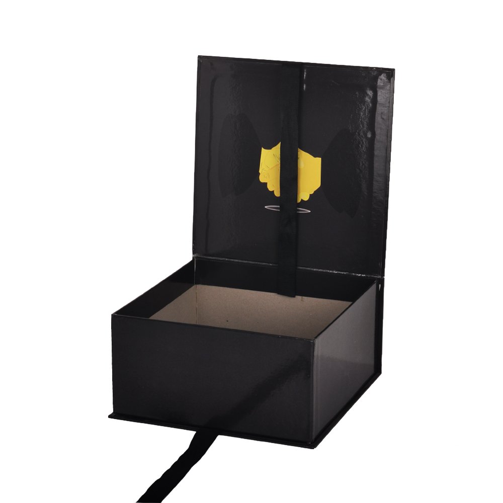 Wedding Sketch Group Ivory Gift Box with Changeable Ribbon and Magnetic Closure for Luxury Packaging Fold Sturdy Storage Box