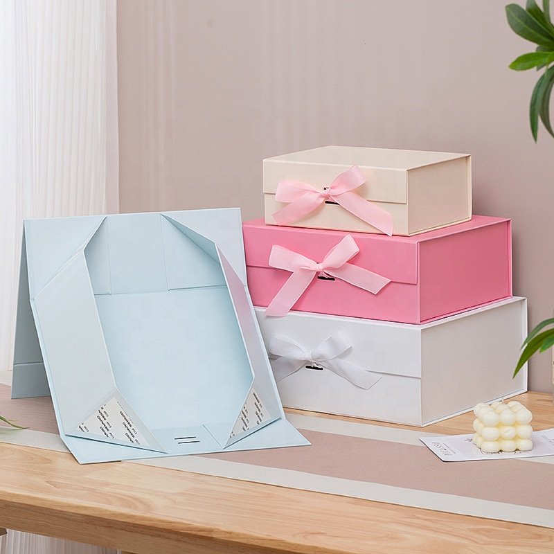 Custom Designed Magnetic Closure Rigid Cardboard Paper Carton Glossy UV Rigid Paper Box Cosmetic Clothing Packing Foil