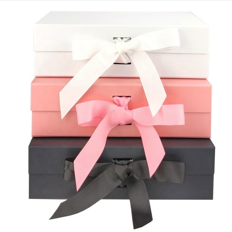Custom Designed Magnetic Closure Rigid Cardboard Paper Carton Glossy UV Rigid Paper Box Cosmetic Clothing Packing Foil