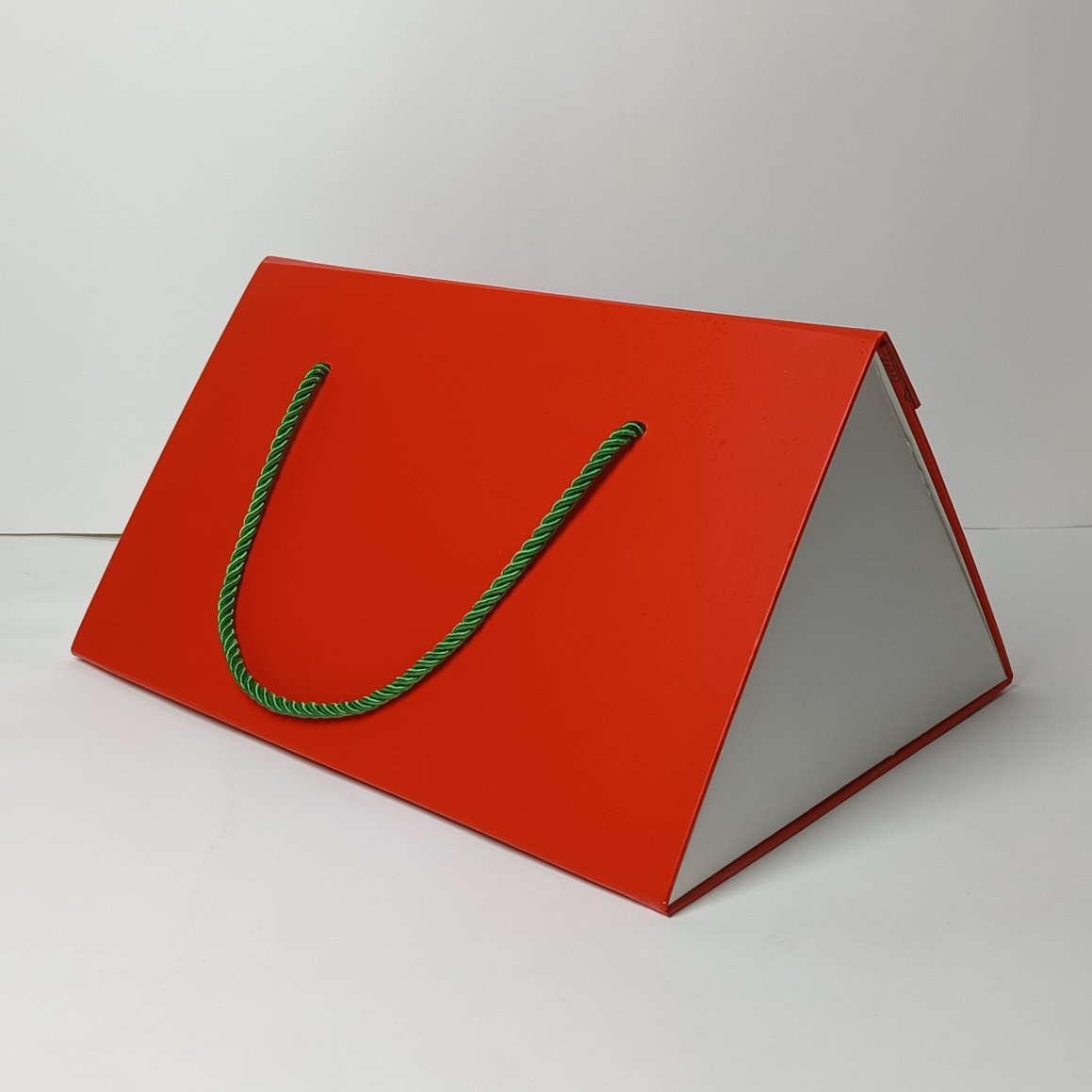 custom triangle design paper hand present bag 2mm thickness rigid paperboard hand gift bag paper with twisted rope handle