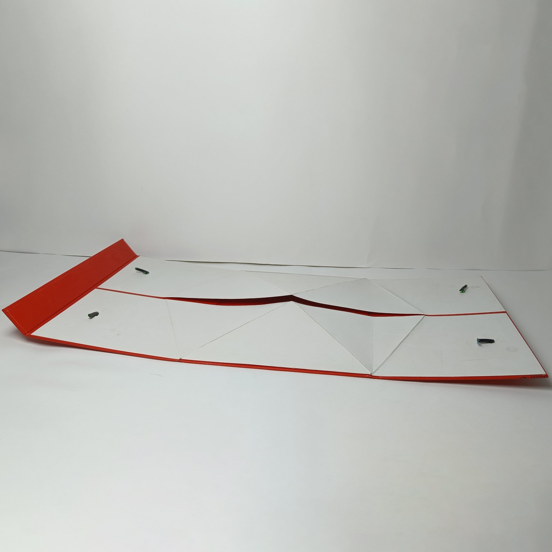 custom triangle design paper hand present bag 2mm thickness rigid paperboard hand gift bag paper with twisted rope handle