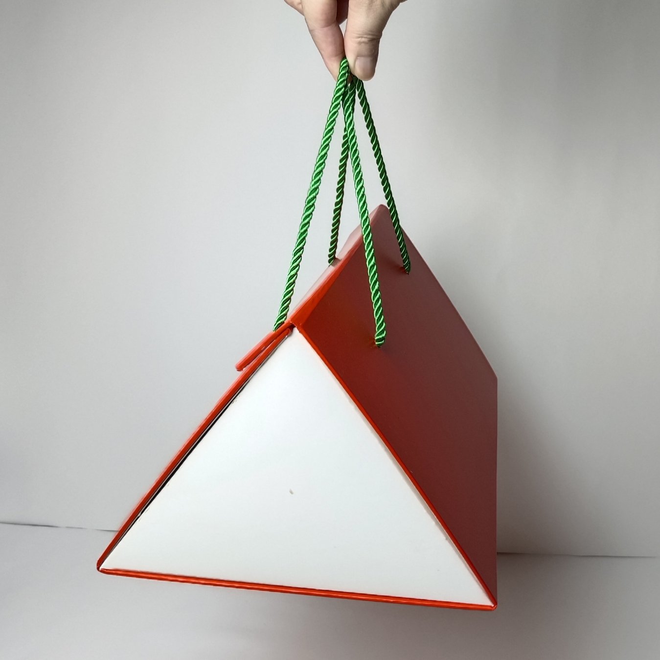 custom triangle design paper hand present bag 2mm thickness rigid paperboard hand gift bag paper with twisted rope handle