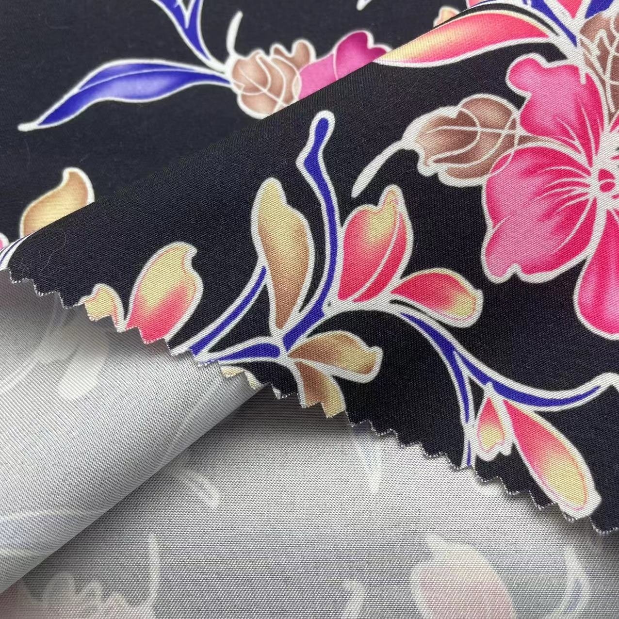 New Products Low Price 110Gsm Woven Printed 100% Polyester Twill Peach Skin Fabric For Home Textiles
