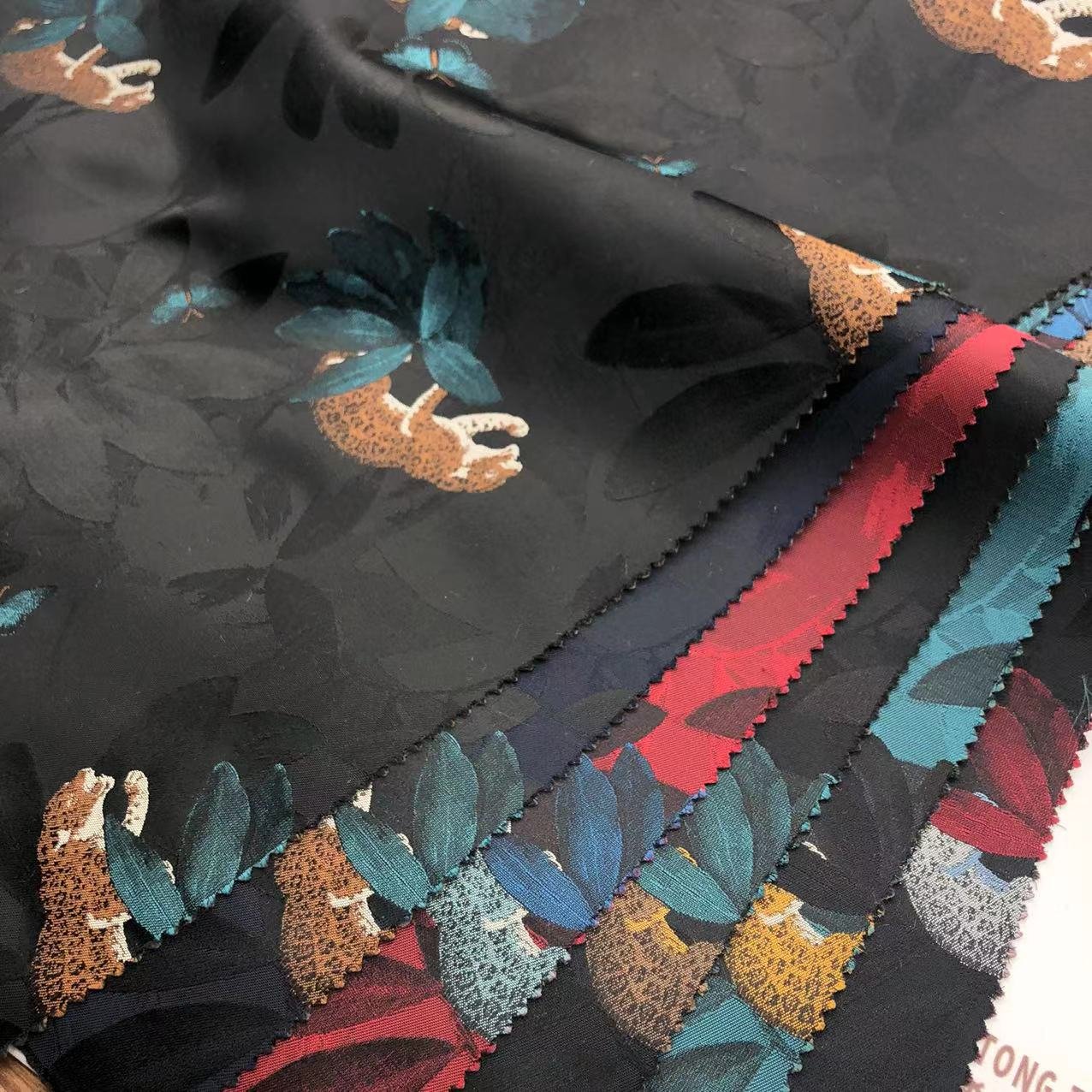 100%polyester woven customize fashion fabric good quality yarn dyed brocade jacquard fabrics for dress