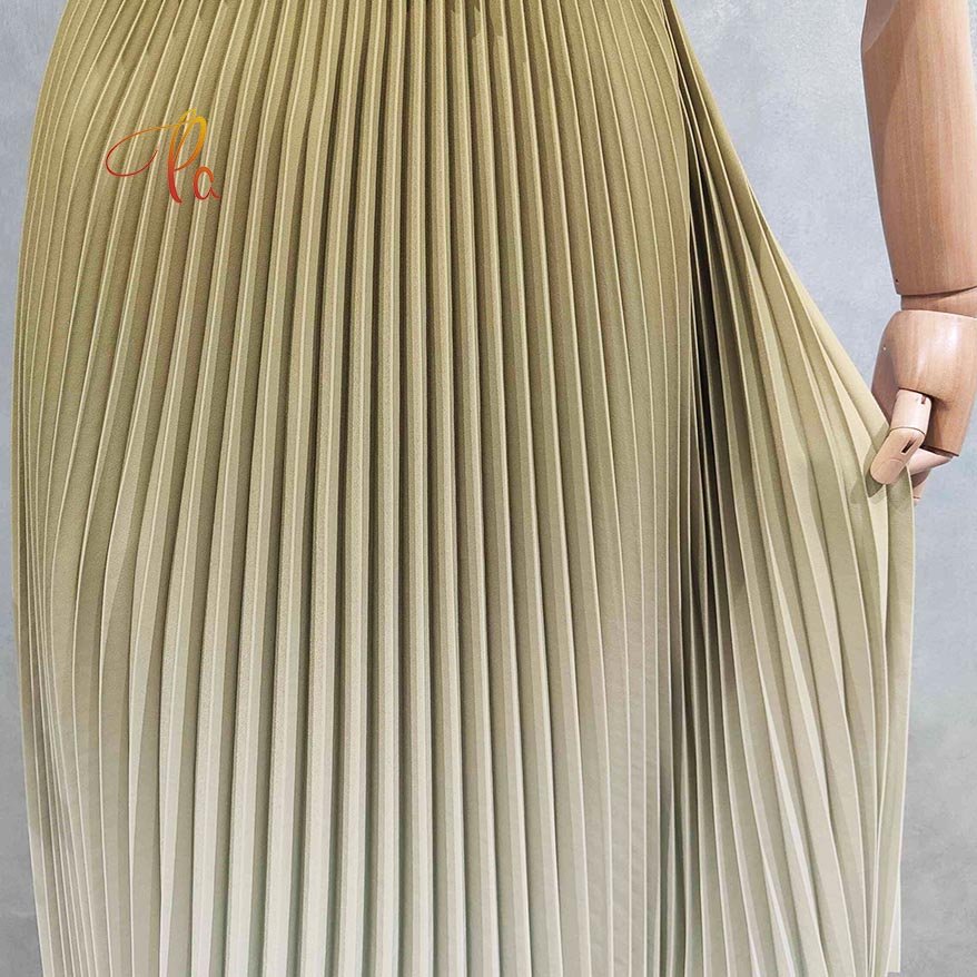 Hot Sale New Design Polyester Woven Printed Gradient Chiffon Pleated Fabric For Fashion Ladies Clothes