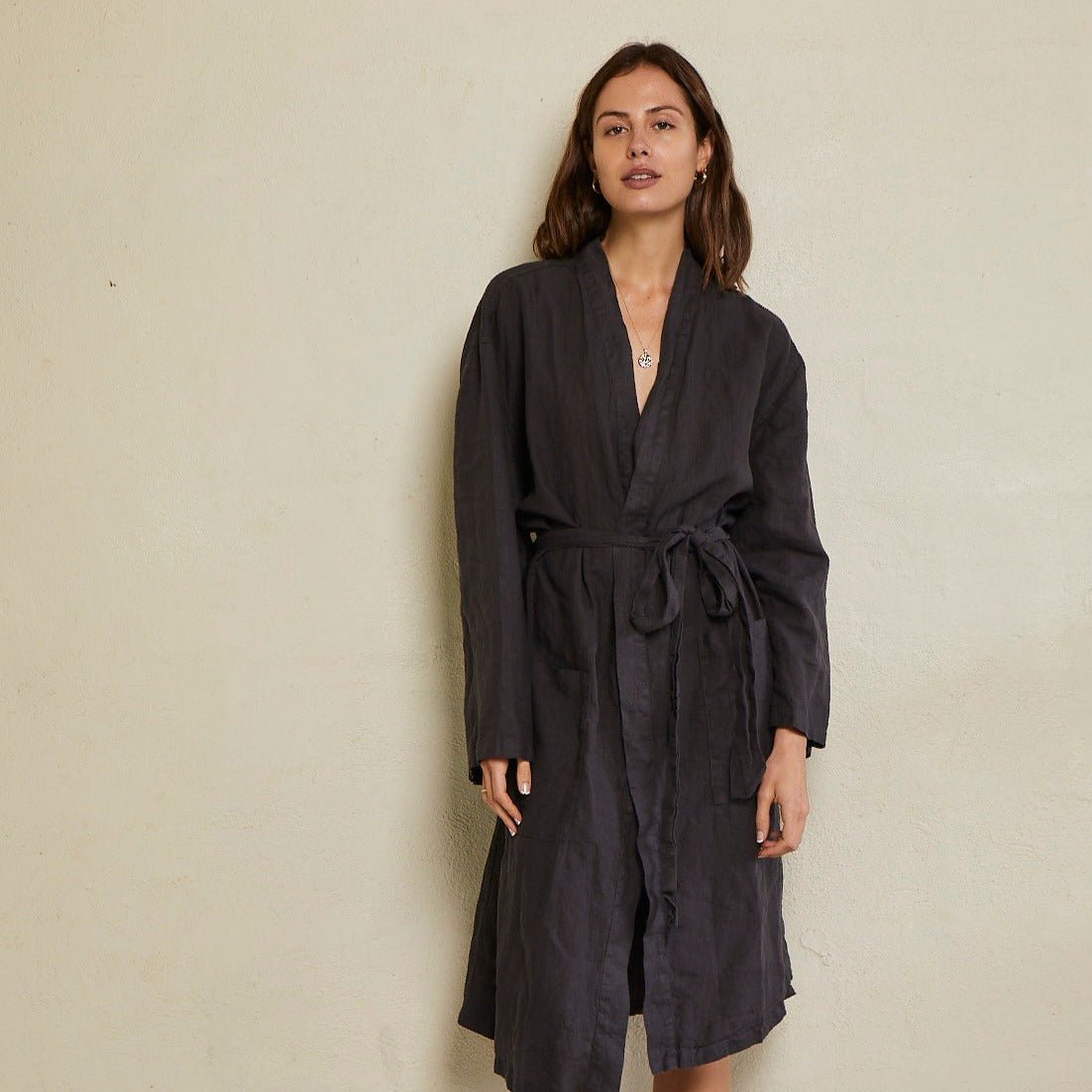 Wholesale 100% Linen Fabric Solid Dyed Customized Comfortable Soft roll of Fabric For Clothing