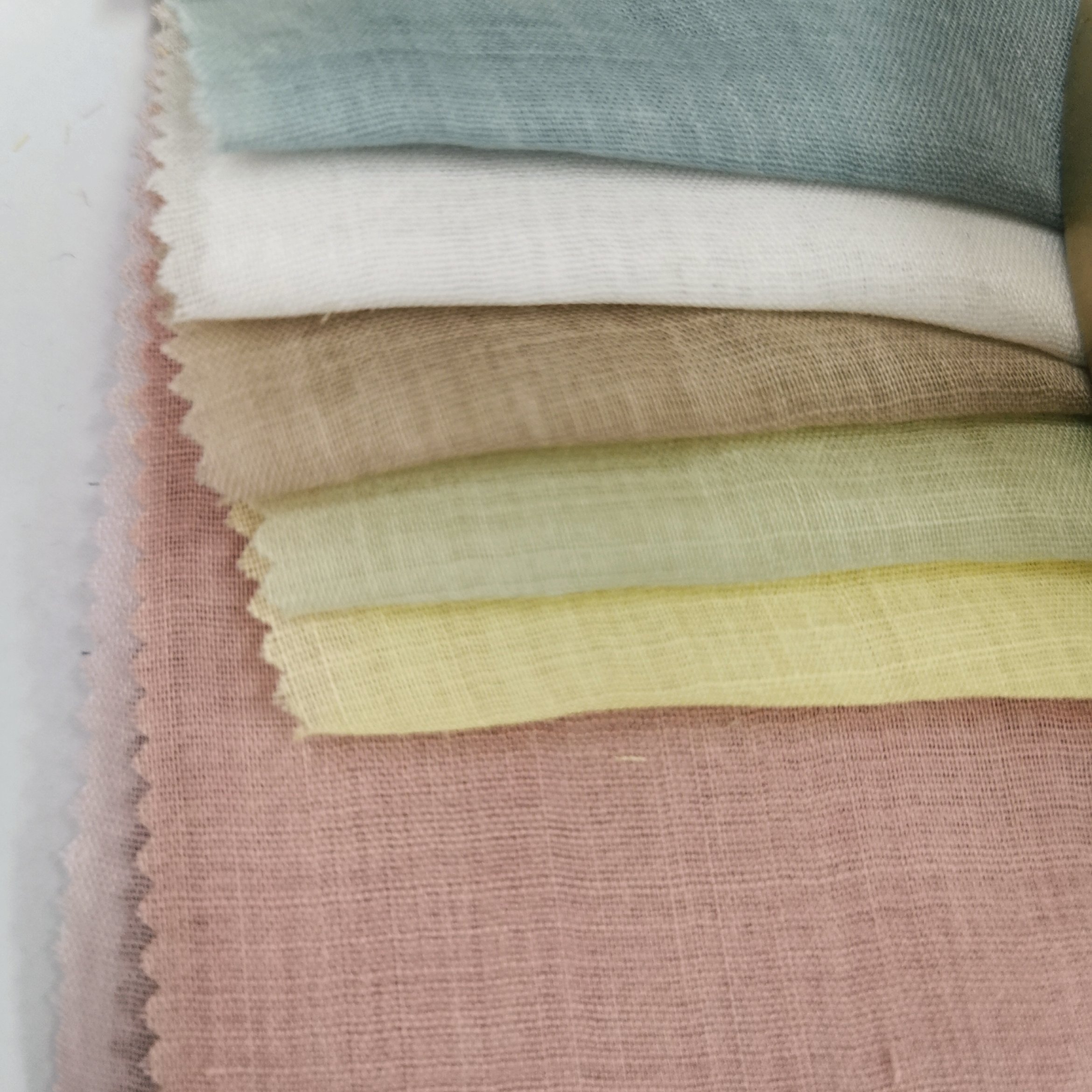 New Year High Quality 100% Linen Fabric Hot-Selling Lightweight Plain Dyed in Hot Colors for Summer Clothes Fashion Apparel