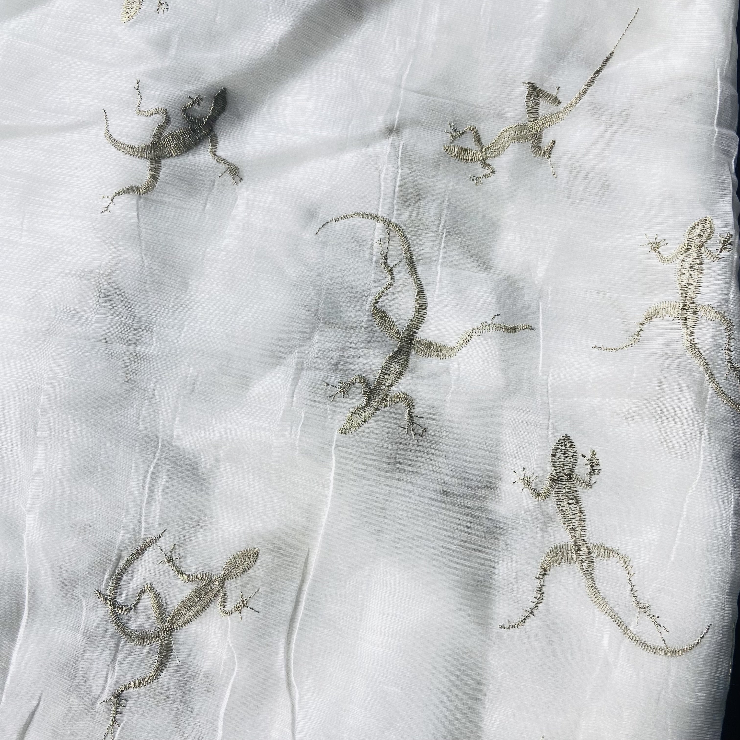 Fashion Design Soft 75% Linen 25% Silk Gold Metallic Lizard Pattern Colored Embroidery Fabric For T-Shirt And Women Clothing