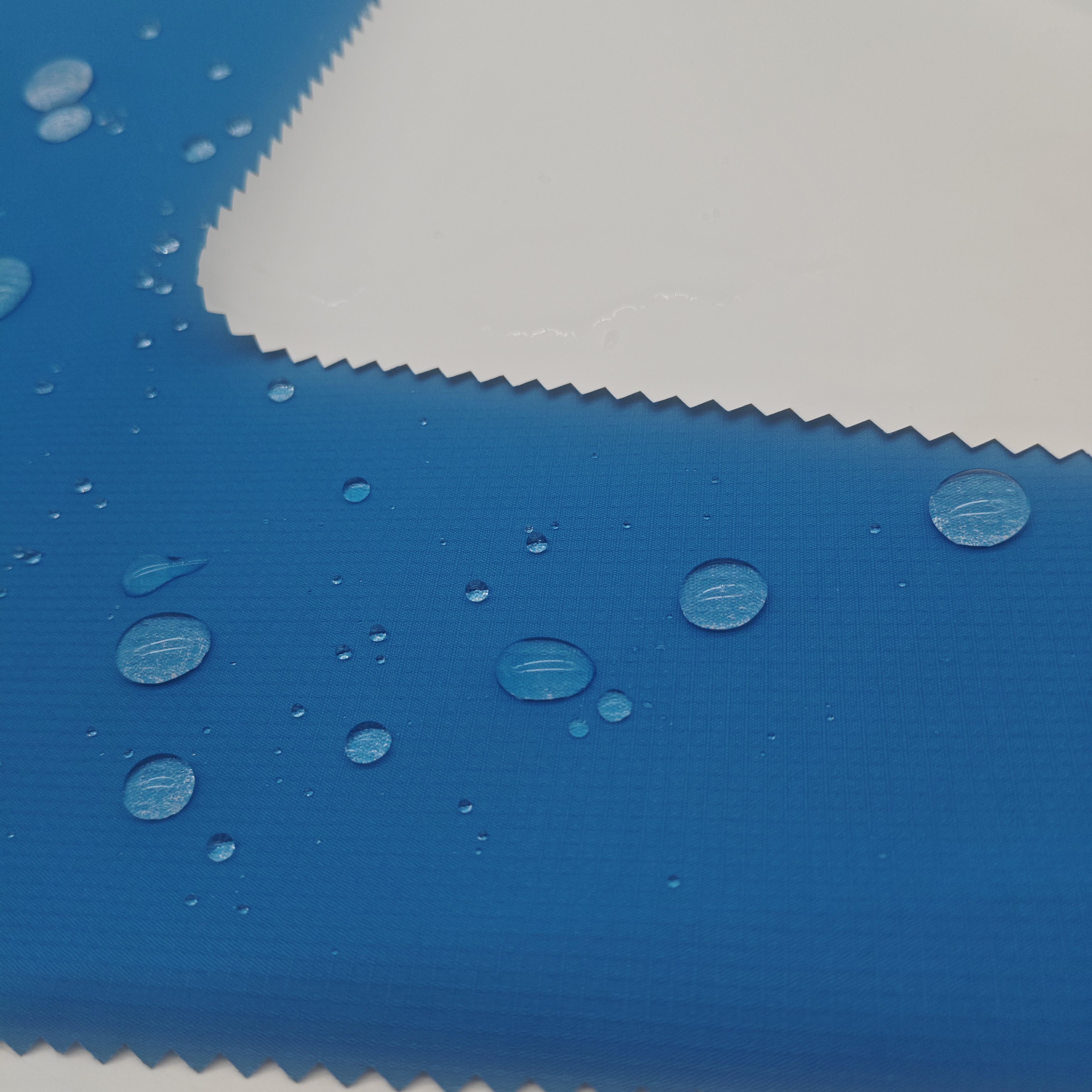 New comfortable 100% polyester fabric, breathable and waterproof indispensable 160g fabric for outdoor jackets