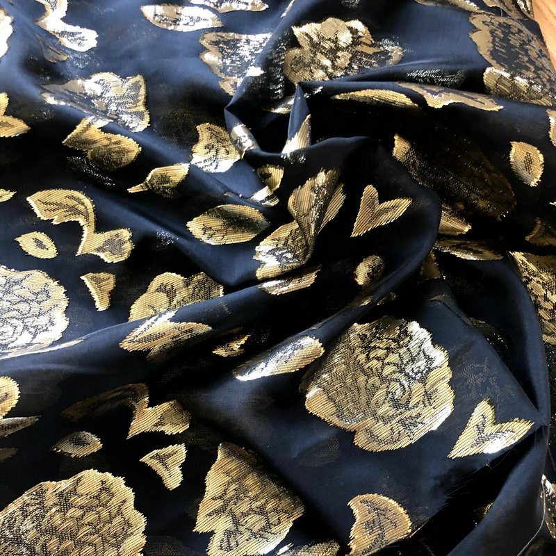 Customized Viscose Silk Velvet Fabric Chiffon Fabric 70D Gold Metallic Yarn Design 100% Polyester Fabric Jacquard Flower Woven