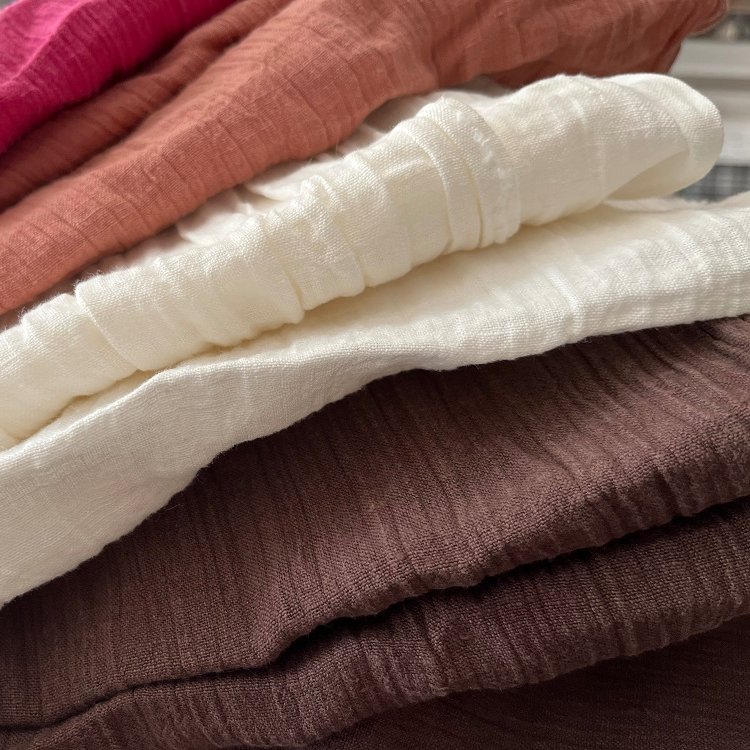 Sand-washed 100% natural linen pleated fabric suitable for home textiles and clothing manufacturing Soft and cool fabric