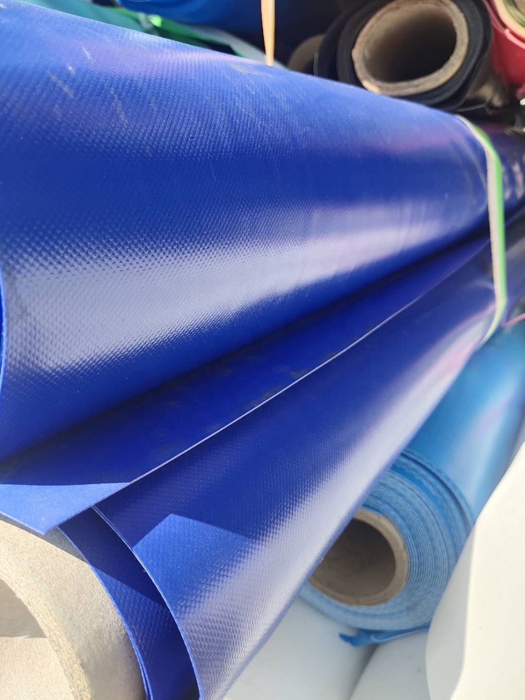 China Suppliers' 100% Polyester Tarpaulin Material PVC-Coated Tent Fabric Stock Lot Outdoor Use Jacquard Mesh Pattern Warp