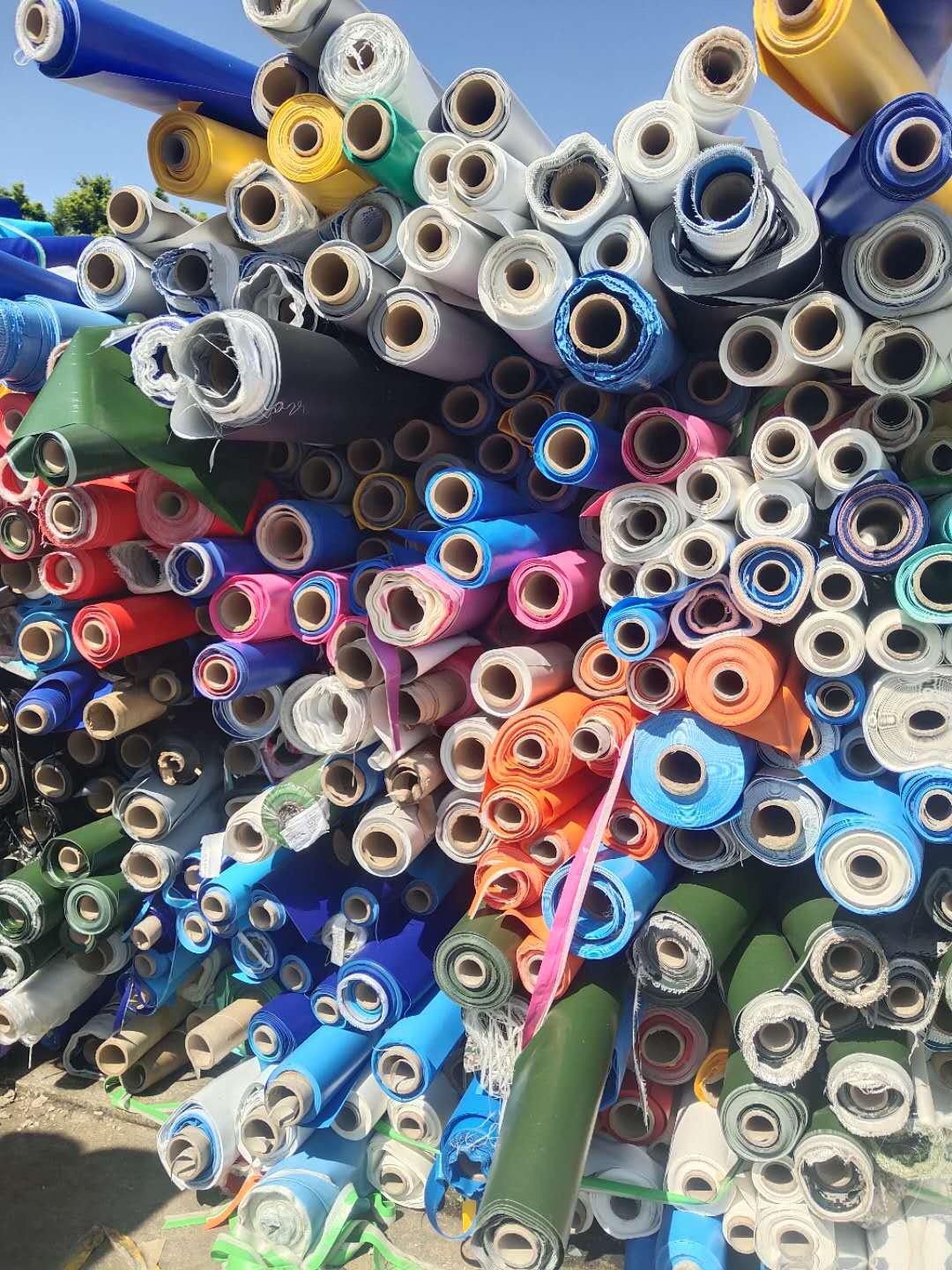 China Suppliers' 100% Polyester Tarpaulin Material PVC-Coated Tent Fabric Stock Lot Outdoor Use Jacquard Mesh Pattern Warp