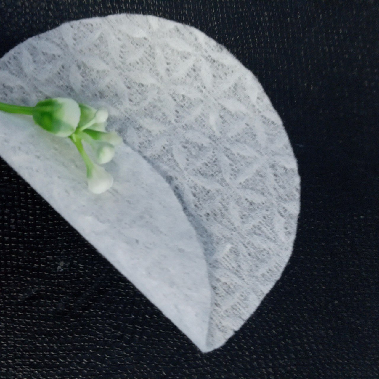 Made In Vietnam White Spunlace Nonwoven Parallel Petal Fabric Factory Export Directly FOB price, CIF price
