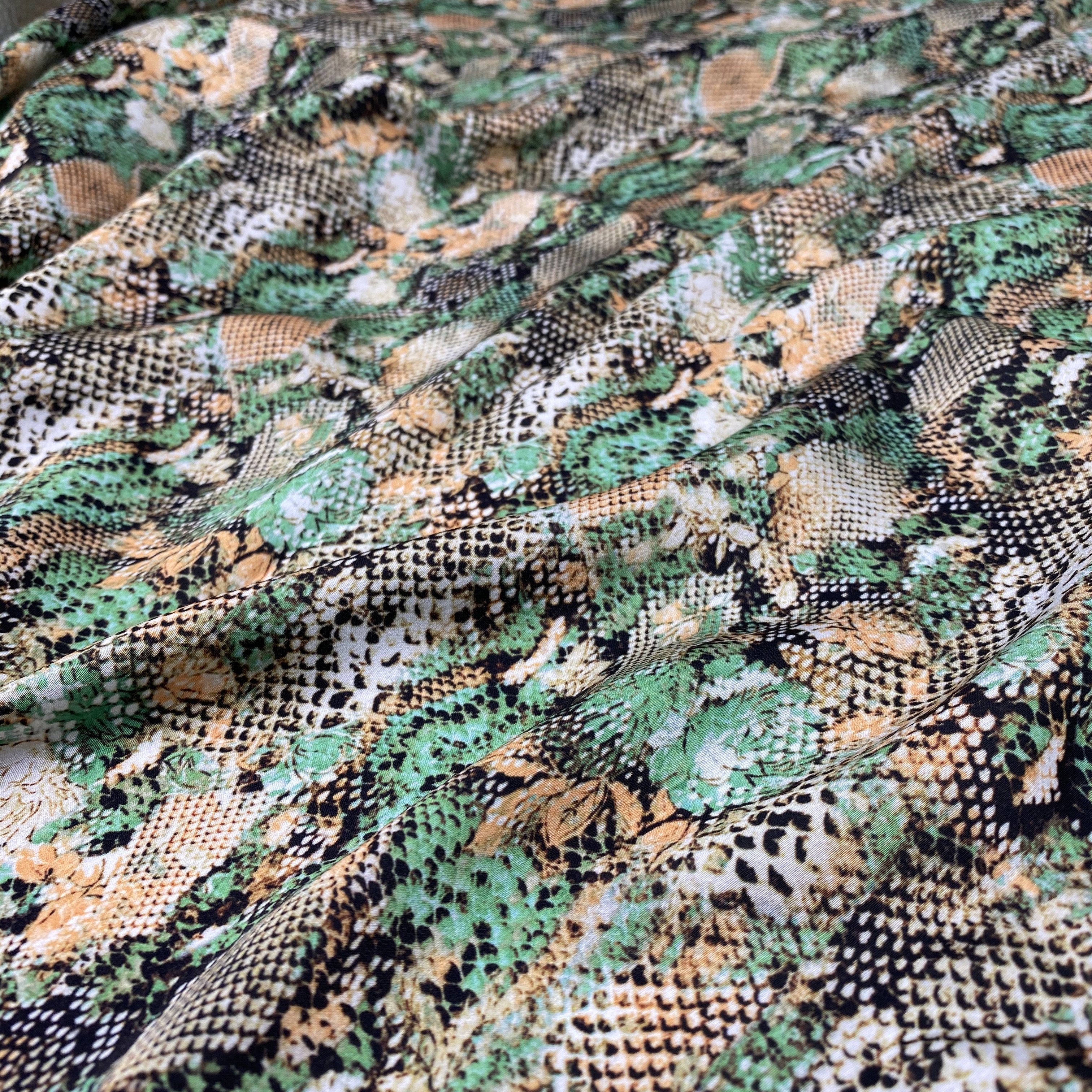 rFast delivery new fashion design clothing fabric animal printing fabric wholesale satin fabric material for garments