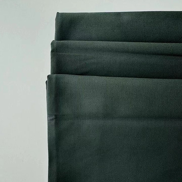 China Factory's Hot Sale 100% Cotton Twill Fabrics Woven Dress Garment Fabric Sustainable Organic Blackout Feature Boys Girls